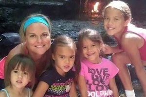 媽媽患癌去世！請好友照顧4個女兒，沒想到好友竟然對孩子們這麼做!