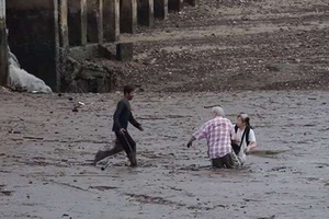 漁夫發現老夫妻身陷泥沼無法脫身之後，他接著的動作震撼了所有人！漁夫竟然...