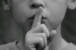 【兩年學說話，一生學閉嘴】該閉嘴時 就閉嘴，該說話時 想想再說…