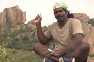 他本來想爬上那塊石頭上自殺，但接下來卻發生了這件意外的事！