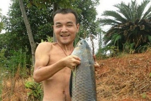男子抓到49斤烏魚已經爽翻天，沒想到這條魚的肚子裏竟然還藏著一塊「稀世珍寶」......居然賣到了天價！