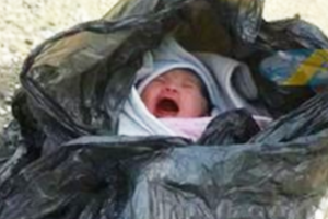 流浪漢在垃圾桶驚見這個「女嬰」救活了她，8年後女嬰竟變成...網友看了全淚崩！！
