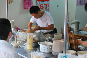 自助餐老闆總是在只點白飯的男孩碗裡「偷加料」，20多年後男孩回來找他說了這一段話…