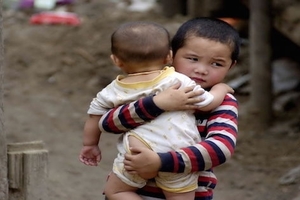 爸媽離婚那天，弟弟抱著我的腿說「不要走」...如今媽媽已經過世，我早已記不起原本的家...那天搭計程車，司機看著我竟然掉下了眼淚.