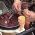 76歲老奶奶嬰兒車上賣「不化冰淇淋」2元一個！賣光一鍋收入100塊