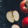 蘋果物美價廉，有多種有益於人體的營養物質，但怎樣吃對身體更好呢？