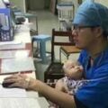 住院寶寶哭不停，護理師忙不過來…　左手「吊點滴」加班的醫生伸出最暖右手