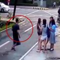 4名美少女學生「在路邊等車」還說說笑笑，沒想到危險就這樣「衝來」，讓所有人措手不及！