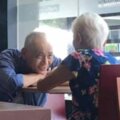 白髮夫妻麥當勞甜約會　爺爺「深情趴望」感動全網：50年後也想要這個眼神