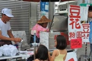 瘸腿媽媽吃完豆花沒給錢「老闆卻阻止妻子跑去要錢」，結果隔天一早他們的生活就產生巨變！