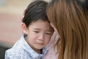 孩子「膽小」怎麼辦？心理學專家給出了3步教育法，太有效了！