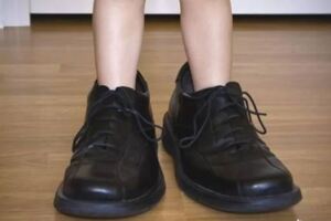 為什麼有的小孩子大多喜歡反著穿拖鞋？