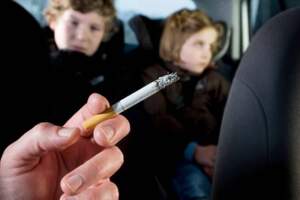 考慮戒菸了！　新研究：童年父母吸菸，小孩學習力變差「從小笨到大」