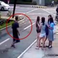四名美少女學生在路邊等車，注意「0.30秒」監控記錄下了超恐怖的一幕！