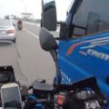 【視頻】檔車後照鏡遭狠撞　他不爽「一拳KO」回送貨車