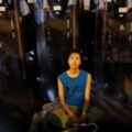 警盾前靜坐成反送中形象 香港「盾牌女孩」：希望人們藉此受激勵