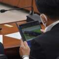 日本議員開會偷玩手機「看鱷魚走路影片」整整5分鐘　被抓包他害羞認：抱歉，我真的很喜歡