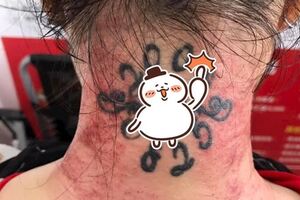 小姐小姐妳那脖子幹嘛刺一個「卵」啊？本來覺得很好笑，結果文末怎麼突然有洋蔥