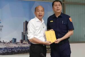 就是不讓他占上風 韓國瑜出這招搶先頒獎破案警