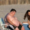 比基尼美女沙灘推拉胖子起身，結果很悲劇！