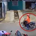 監控拍下恐怖一幕！女子發現不對勁後，扔下摩托車就跑！