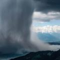 壯觀！驚人雨瀑移動全都錄倒灌瞬間讓人震撼