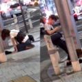 大街上驚見短髮妹「土下座」大喊求原諒！男友一旁冷眼滑手機…網友全怒了：不是男人！