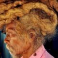 「上帝託夢禁止剪頭髮」，印度男子40年不剪不洗疊著頭髮出門！