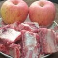 排骨加上2個蘋果，簡單一做，蘋果排骨湯清香又美味，出鍋後小孩一直吃不停！