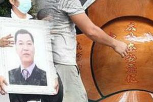30歲成名，去世後大兒子獨佔遺產，小兒子無錢上學，享年54歲