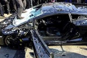 一位小男孩刮傷一輛寶馬被車主打耳光，80歲奶奶竟立刻打電話做了這件事…車主嚇到魂都沒了！