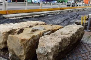 挖出清代古城牆石材，但已遭破壞，台北捷運萬大線暫停施工