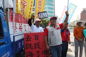 蔡英文視察海艦演習抗議民眾要其「投海自盡」