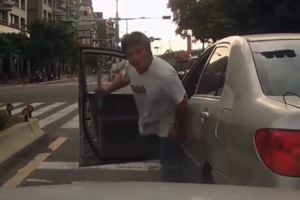 蛇行急煞逼車，惡煞拿武器下車要砍人！沒想到一看見車主瞬間變俗辣…真的是笑慘了我！