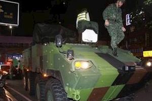 國軍「雲豹」甲車與小黃擦撞，運將怒攔裝甲車