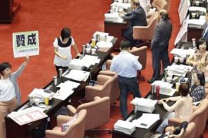 柱砲轟蔡龜縮官邸完全不協商