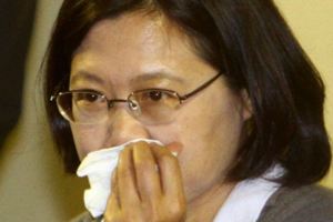 小英又感冒了躲抗議要玩三年「躲貓貓」?