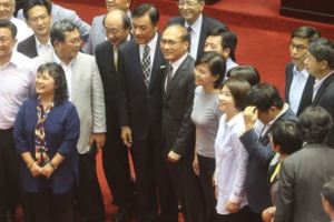 【前瞻通過】藍綠聯手演一場兒戲