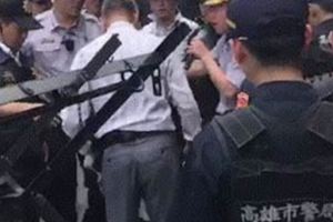 這下熱鬧了!蔡大大遭抗議群眾丟煙霧彈