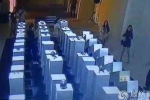 【影】又是自拍惹的禍！女子自拍引「骨牌效應」毀135萬藝術品