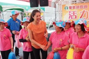 立委許淑華人氣旺回南投鄉親搶拍照