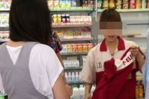 奧客點熱咖啡加冰塊還嗆她做不好就要客訴，聽完後她就「不發一語地走回倉庫」做了這件事情…