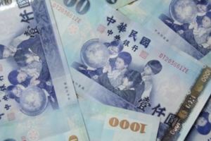 他收到中獎電話時「一查戶頭還真的多了100萬」獎金，就在爽翻天時一通電話響起害他嚇都嚇死了！