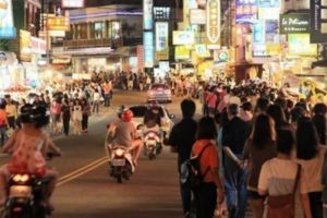 不止住宿，看完墾丁攤商對觀光客說的「一句話」與「食物價格」就能秒懂這地方有多病態了！