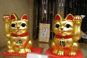 招財貓舉「左右手」竟然有「不同功效」？！想要生意興隆、財源滾滾要擺「舉這手」的才對！原來以前都放錯啦…