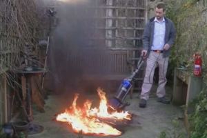 當他拿出「吸塵器去滅火」時都笑他病得不輕，沒想到才過了幾秒所有人都驚呆了！