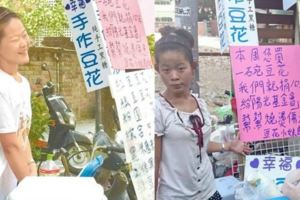 身為「身障人士」的她「連話都說不好」卻仍每天努力推著豆花車叫賣！看完她背後的故事我淚流不止…