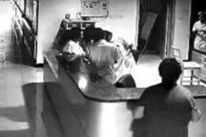 他的妻子產後血崩醫護卻因為「在忙」結果不幸死亡，調出監視器發現忙的原因時大家都傻眼了…