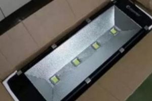 日本惡搞天王買了「體育場LED照明燈」來點亮自己的房間，插頭插下去的那一瞬間…他的精神和肉體都崩潰了！