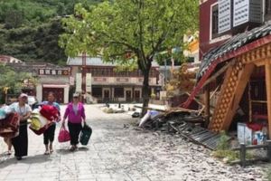 九寨溝地震遇難者家庭的生死離合：他們帶著11歲兒子的骨灰回家